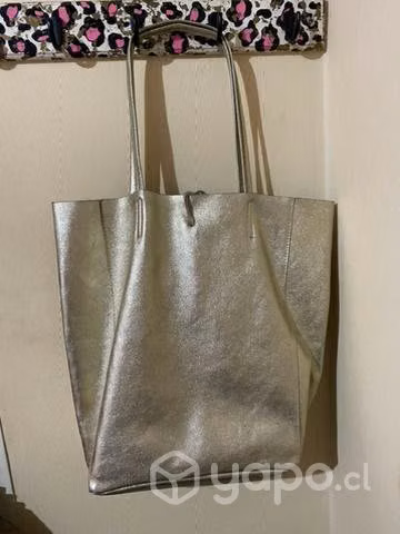 Cartera dorada de cuero