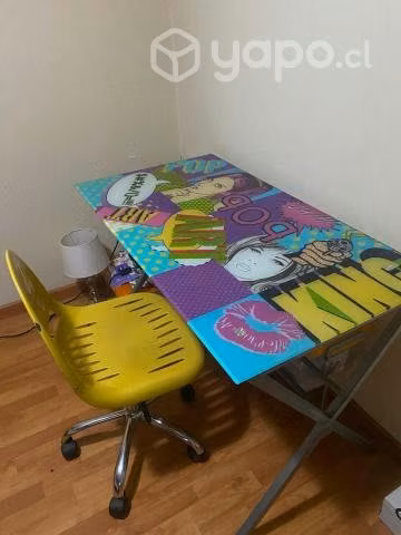 Escritorio de vidrio con silla