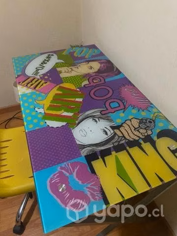 Escritorio de vidrio con silla