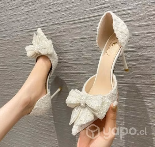 Hermosos tacones elegantes