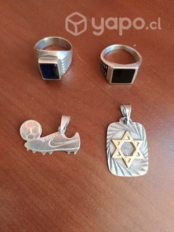 Anillos y colgantes de plata.