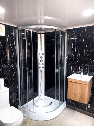 Armado e instalación de cabinas de duchas