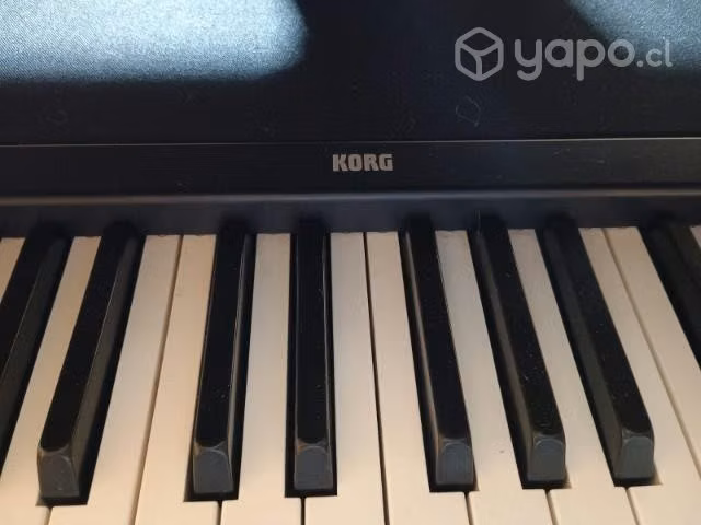 Piano Korg y teclado Yamaha
