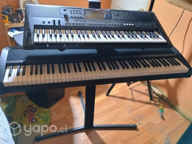 Piano Korg y teclado Yamaha
