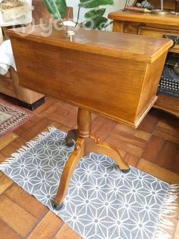 Costurero antiguo de madera y ruedas - Imagen 5