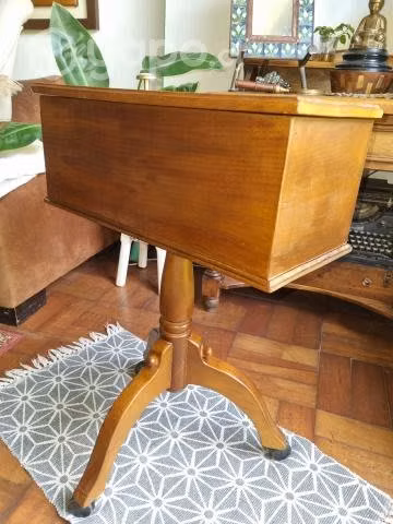 Costurero antiguo de madera y ruedas - Imagen 2