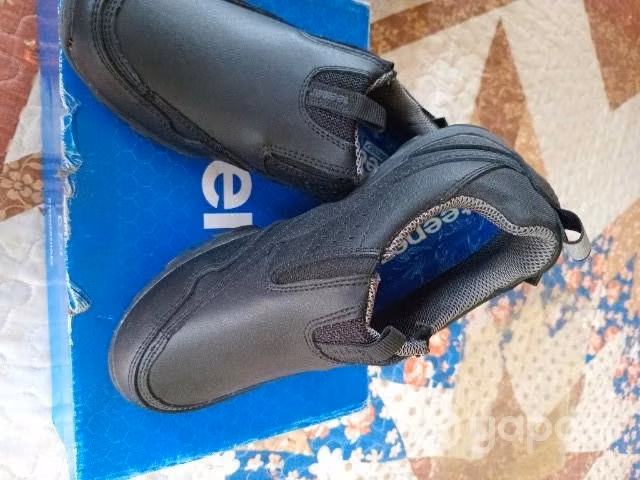 Zapato de escuela de niñio