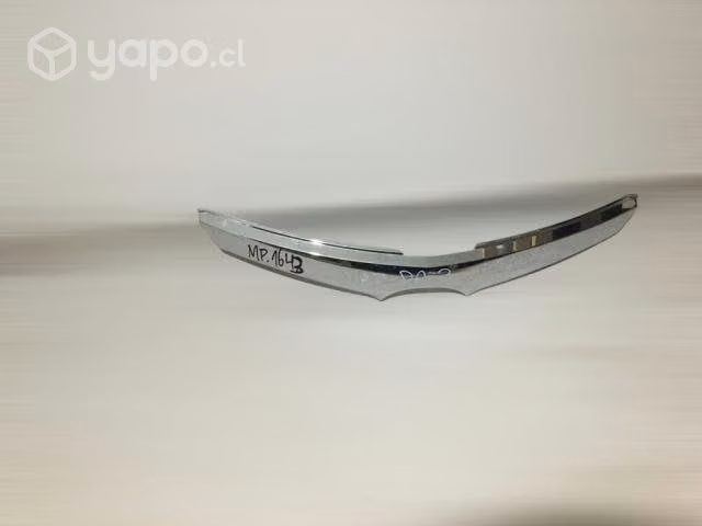 Bisel cromado de mascara mazda 