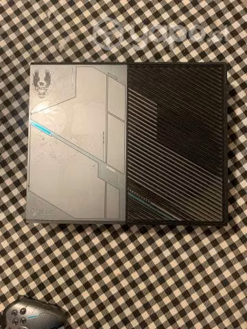 Xbox One Halo Edition + 2 controles y 8 juegos