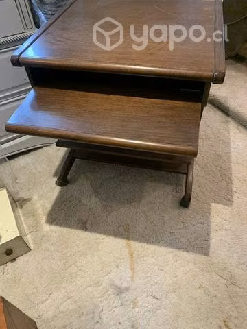 Mesa de computador con bandeja que se entra y seca