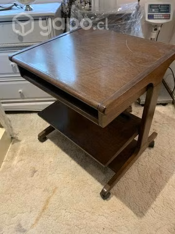 Mesa de computador con bandeja que se entra y seca