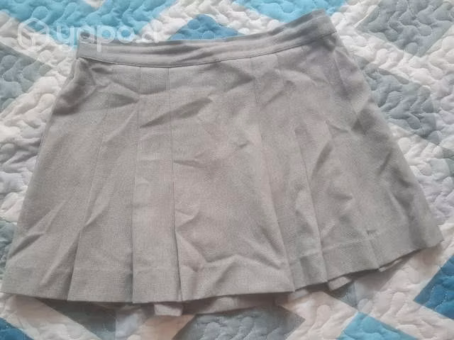 Falda y zapatillas escolares