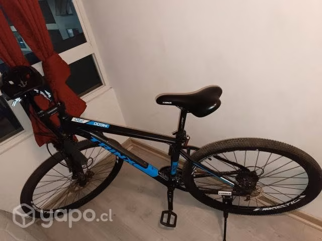 Bicicleta Trinx con casco