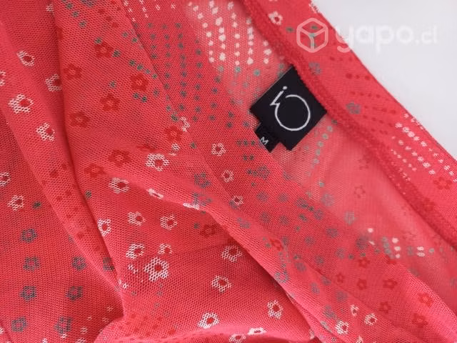 Polera marca IO. Talla M