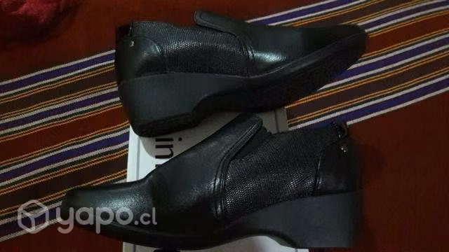Zapatos negros nuevos - Imagen 3