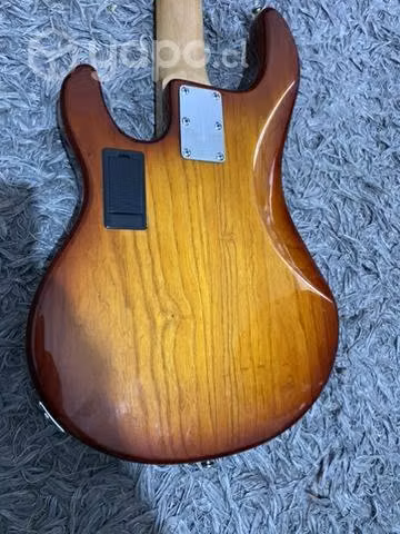 Bajo eléctrico sterling ray 35 5 cuerdas