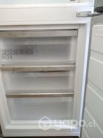 Refrigerador Marca Midea, color gris