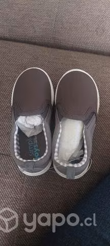 Zapatos de niño nuevos