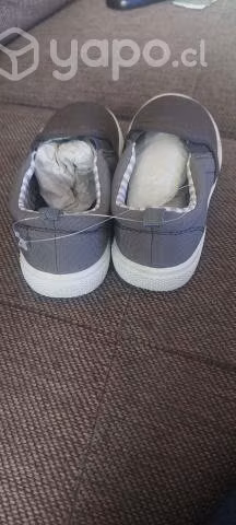 Zapatos de niño nuevos