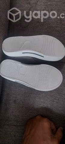 Zapatos de niño nuevos