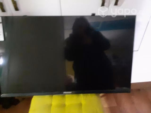 TV smart Hisense 32" con su control remoto - Imagen 2