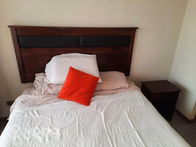 Cama CIC 2p base divida, respaldo + 2 veladores