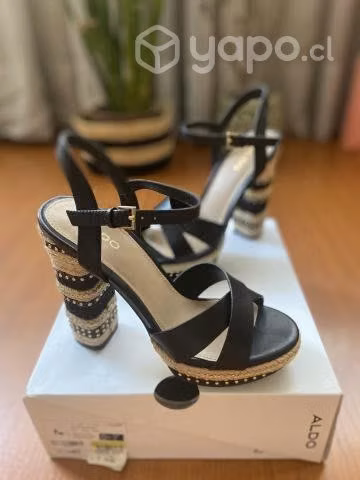 Sandalias negras y dorado Marca Aldo (casi nuevas)