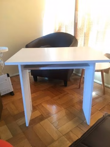 Mesa blanca buen estado