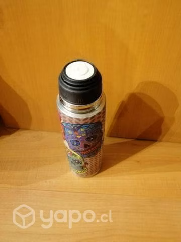 Termo diseño de calaveras