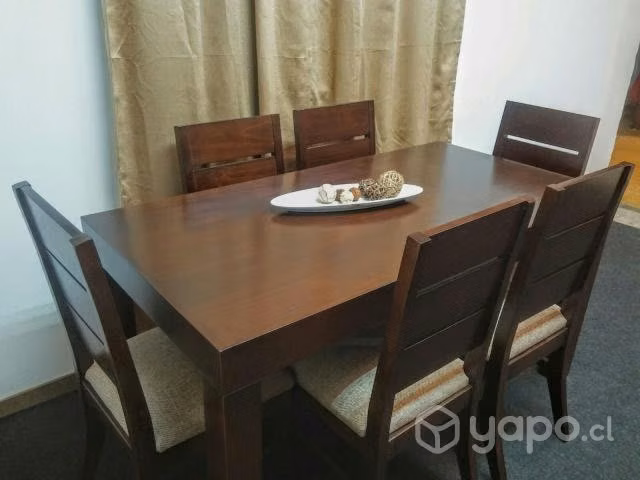 Mesa grande y firme de madera café
