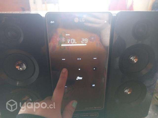 Equipo de música marca LG touch - Imagen 2