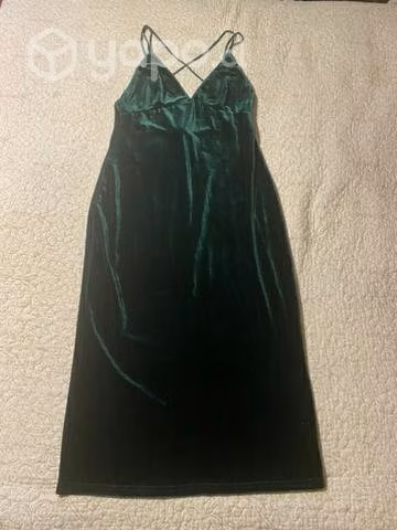 Vestido en terciopelo de fiesta color verde