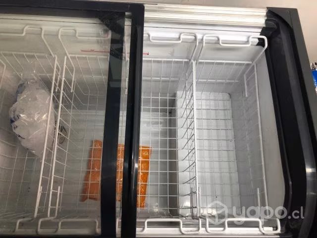 Congelador tapa vidrio curvo marca maigas