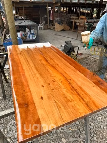 Mesas, muebles y cubiertas de roble