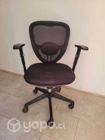 Silla de escritorio negra usada