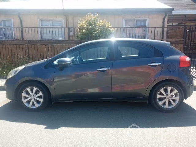 Automóvil KIA RIO 5