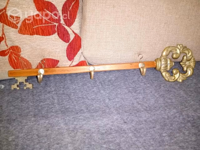 Antiguo perchero mide 64 cms de largo, bronce y ra