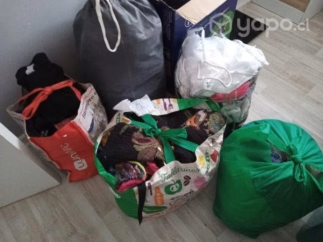 Bolsas con ropa de mujer