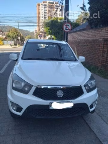 Camioneta SsangYong con pick up caja rígida