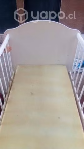 Cuna de Madera con regalo
