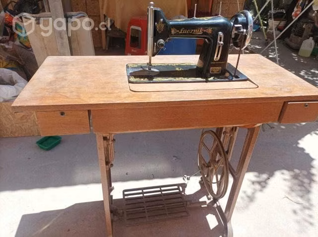 Maquina de cocer con mesa funcionando