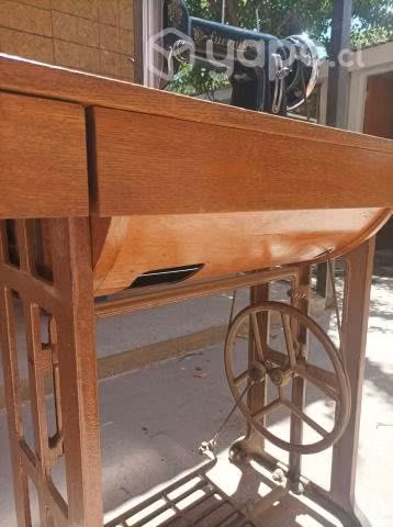 Maquina de cocer con mesa funcionando
