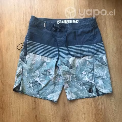 Traje de baño Adrenalin, talla M. En buen estado