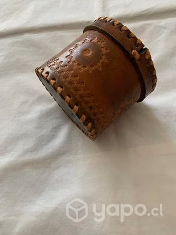 Caja o joyero artesanal de cuero repujado a mano