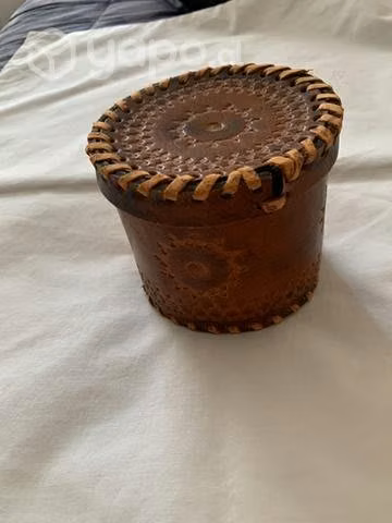 Caja o joyero artesanal de cuero repujado a mano