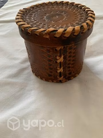 Caja o joyero artesanal de cuero repujado a mano