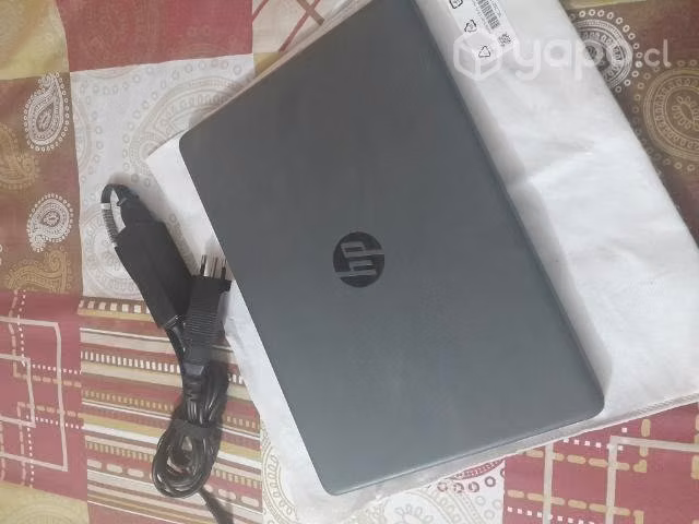 Notebook con su cargador