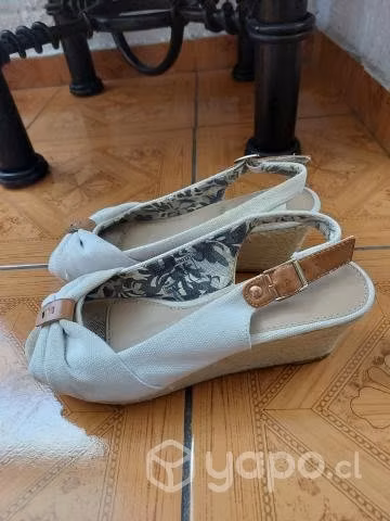 Chalas / Sandalias blancas (Bata) (37)