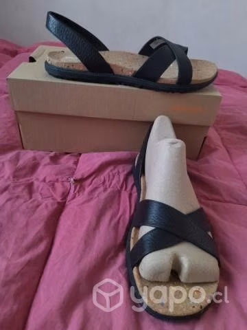 Sandalia mujer Merrell negra nueva número 39
