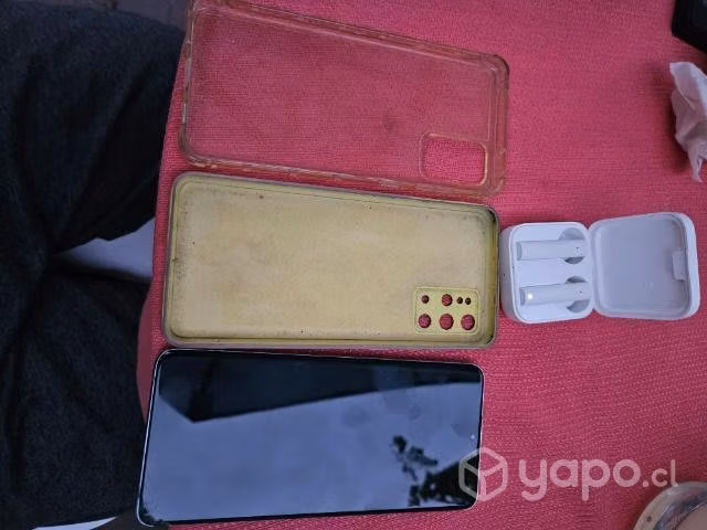 Samsung s20 plus +, con carcasas y audífonos